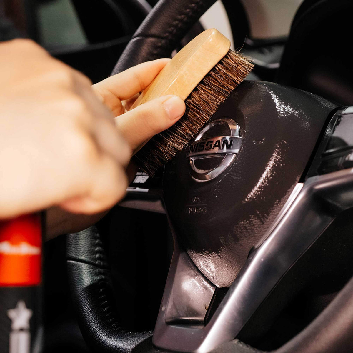 Maxshine nahkaharja ohjauspyörän puhdistuksessa